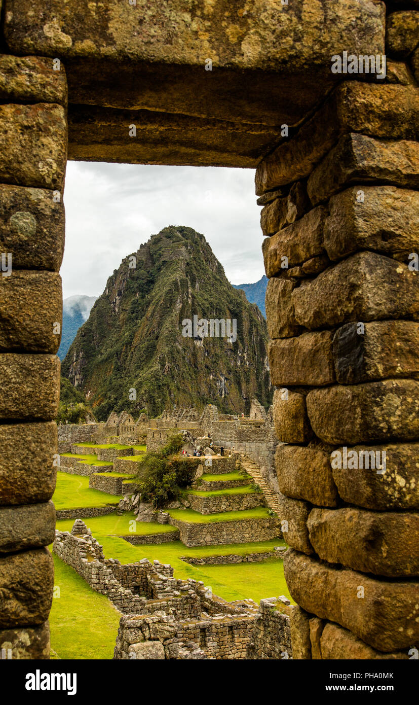 Huayna Picchu Mountain e fabbrica complesso di alloggiamento da una porta del Palazzo Reale area. Santuario di Machu Picchu, Perù Foto Stock Huayna Picchu Mountain e fabbrica complesso di alloggiamento da una porta del Palazzo Reale area. Santuario di Machu Picchu, Perù Foto Stock