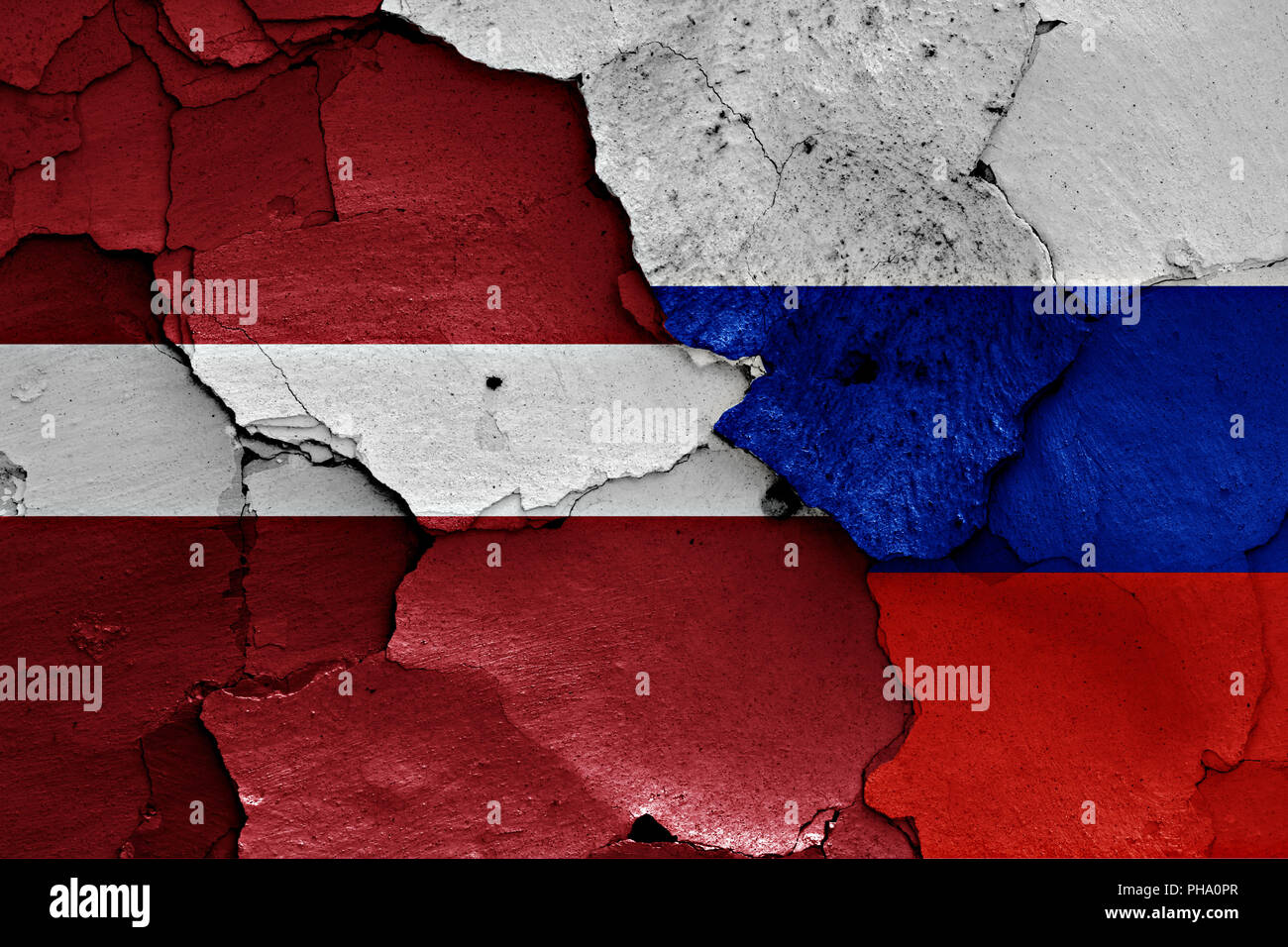 Bandiera della Lettonia e Russia dipinta sulla parete incrinato Foto Stock