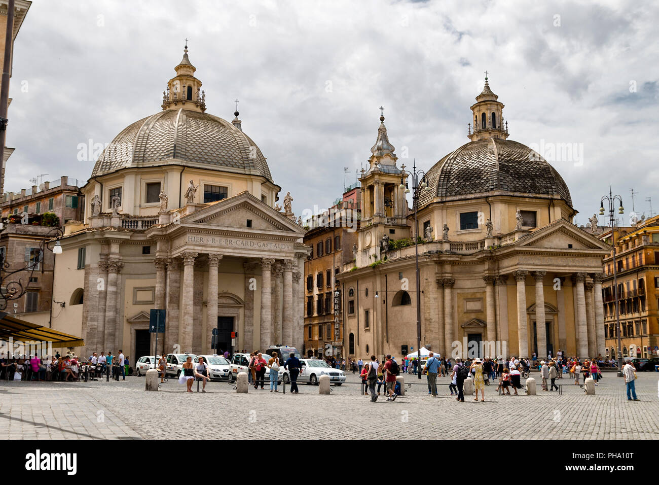 Roma, Italia - 25 Maggio 2014: molti turisti che visitano la Piazza del Popolo e le chiese "twin" dedicata a Santa Maria di Santa Maria di montesanto Foto Stock