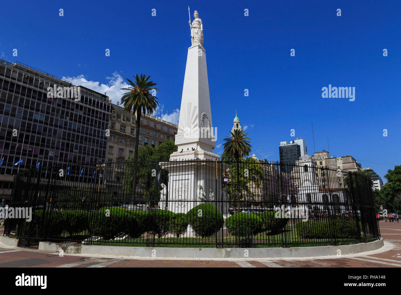 Piramide de Mayo obelisco bianco, blu cielo, Plaza de Mayo, il centro, Buenos Aires, Argentina, Sud America Foto Stock
