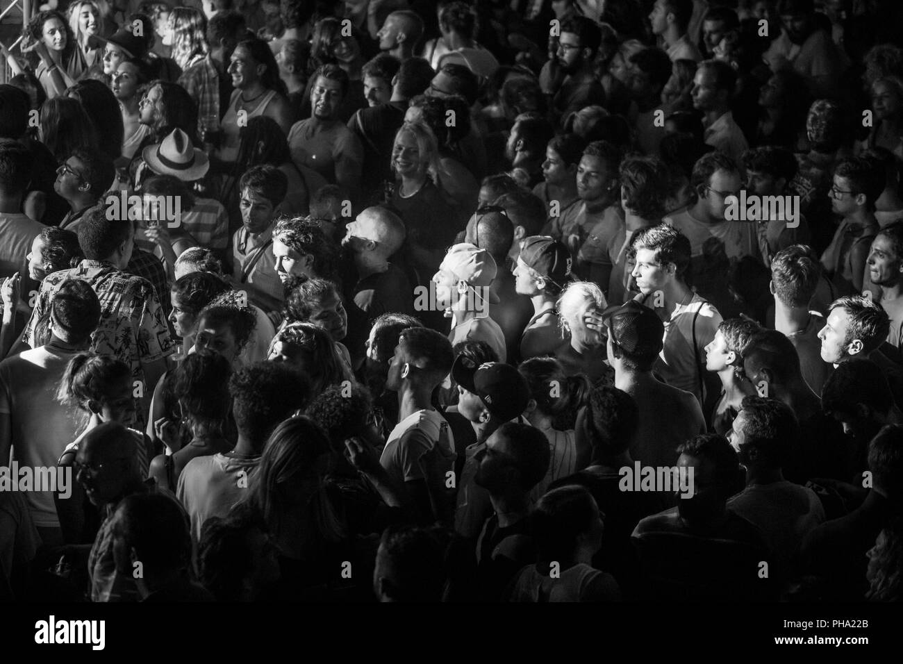 Imperia, Italia, 03.08.2018: il gruppo di persone nel corso di una musica elettronica concerto organizzato nella città di Imperia. Foto Stock