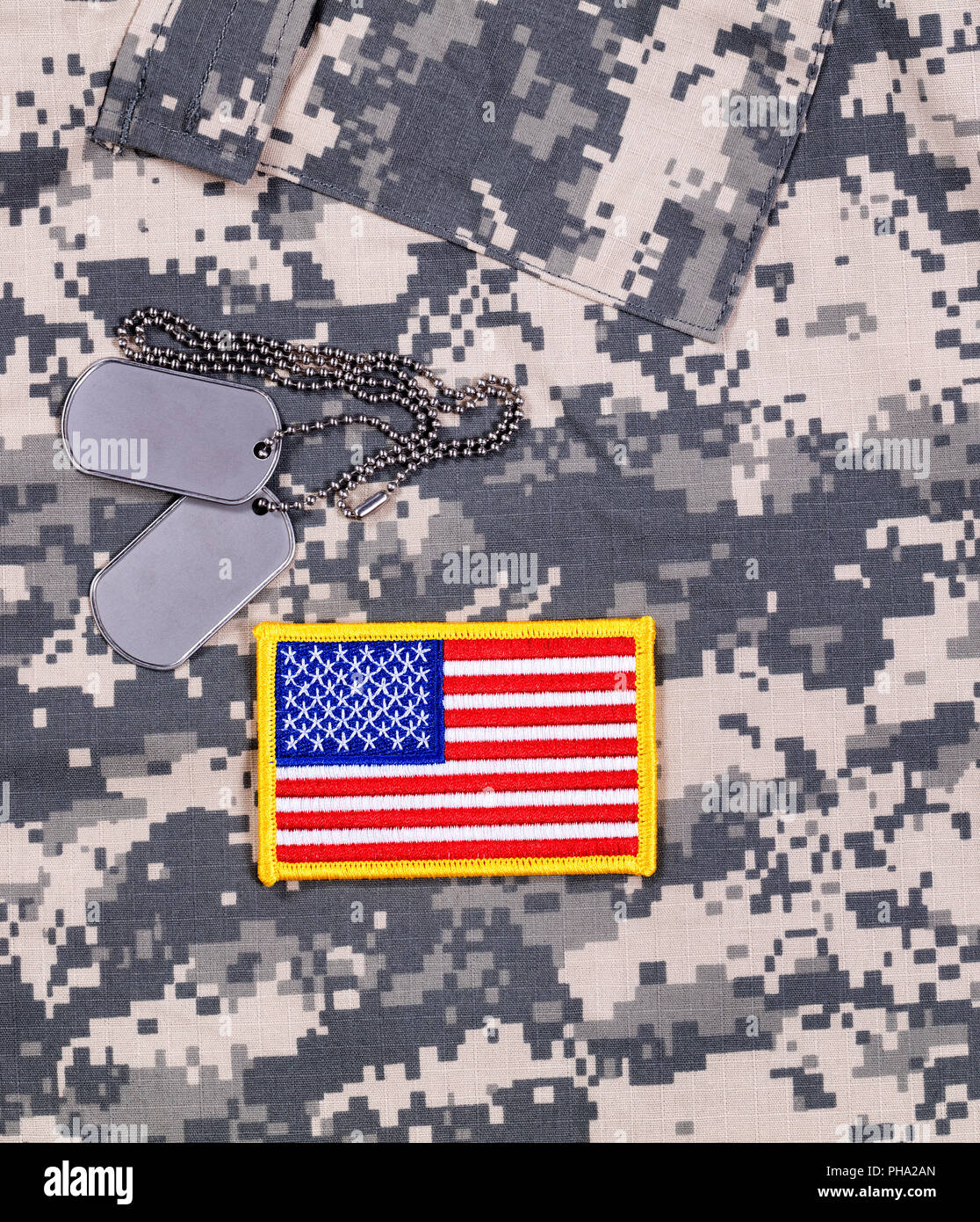 Bandiera degli Stati Uniti e delle patch ID tag con abito di battaglia uniforme Foto Stock