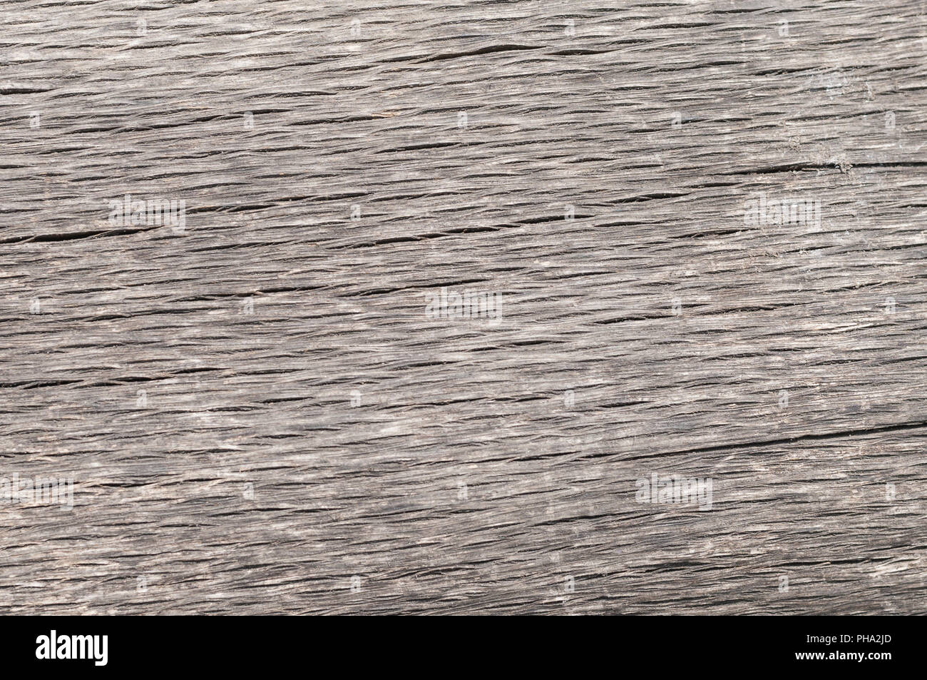 Weathered graffiato grigio, marrone sullo sfondo di legno. Foto Stock