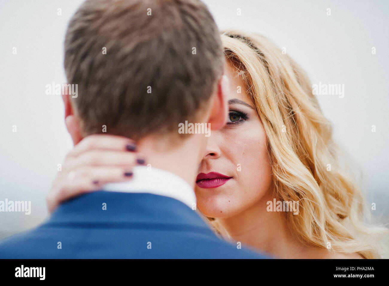 Close up ritratto di affascinante bionda sposa con lo sposo Foto Stock