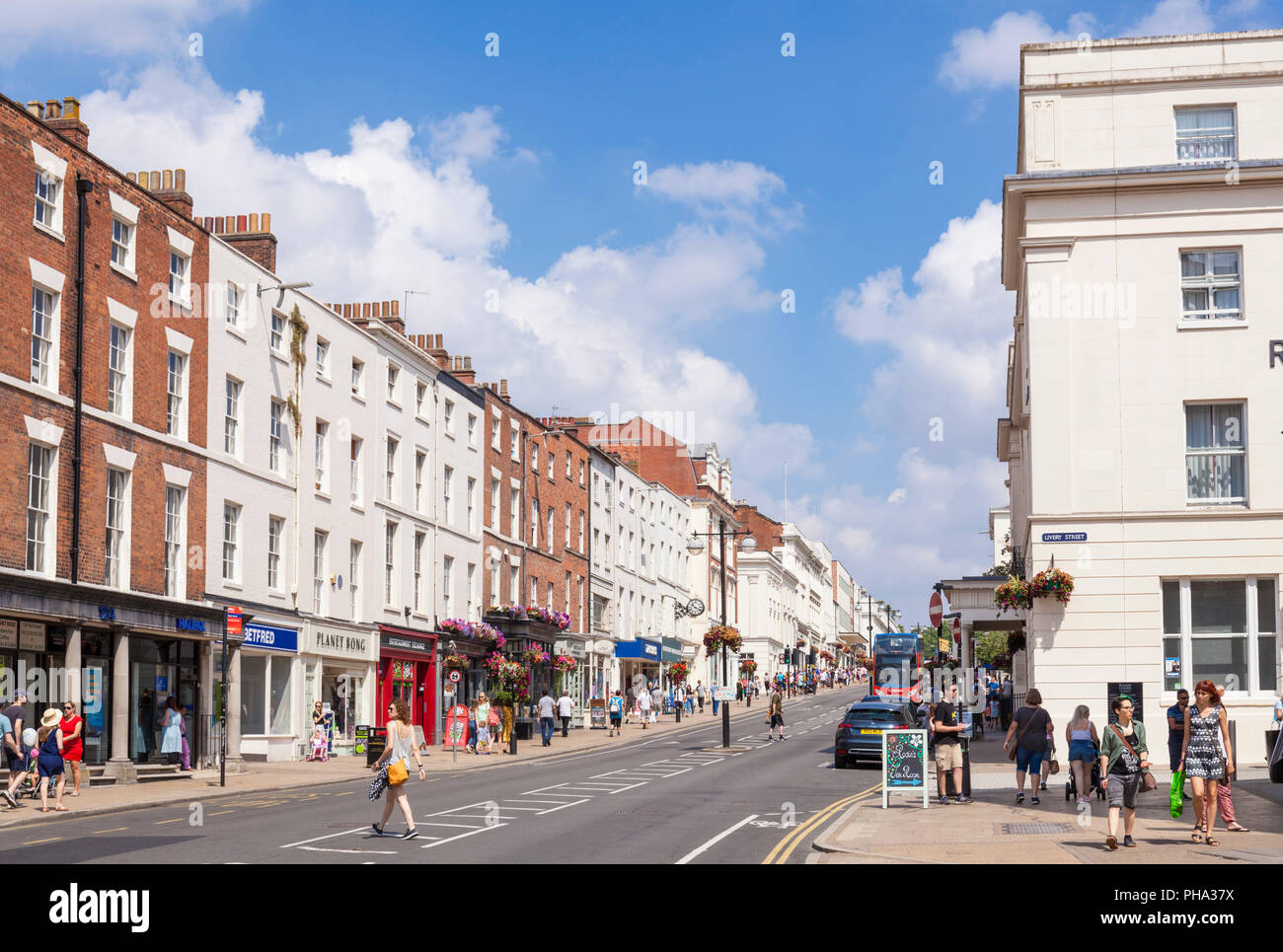 Leamington Spa royal leamington spa centro città i negozi e la gente lo shopping sul parade leamington spa Warwickshire England Regno unito Gb periodo regency Foto Stock