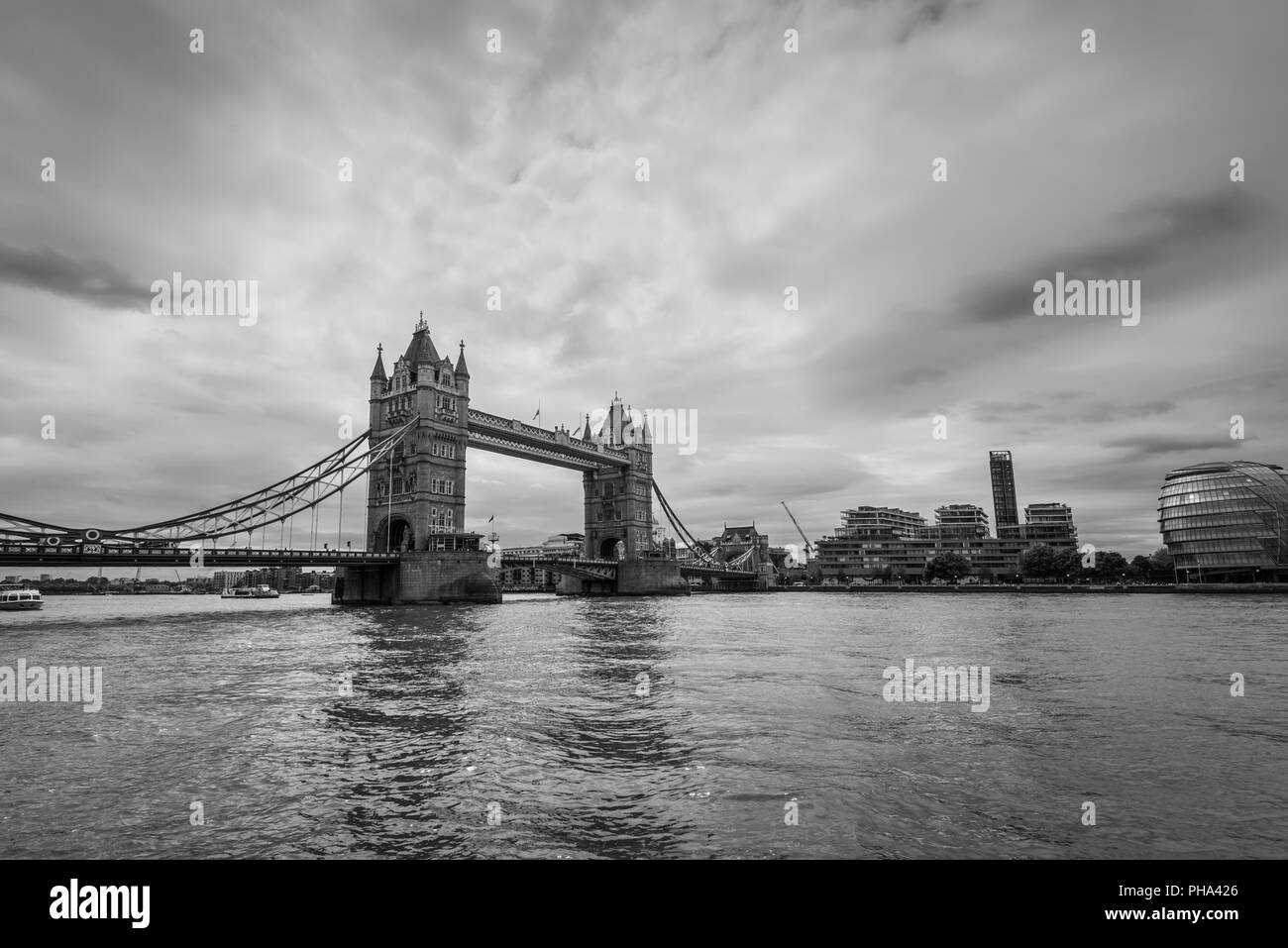 Ampio angolo di visione del Tower Bridge di Londra, UK in monocromatico. La fotografia in bianco e nero. Foto Stock