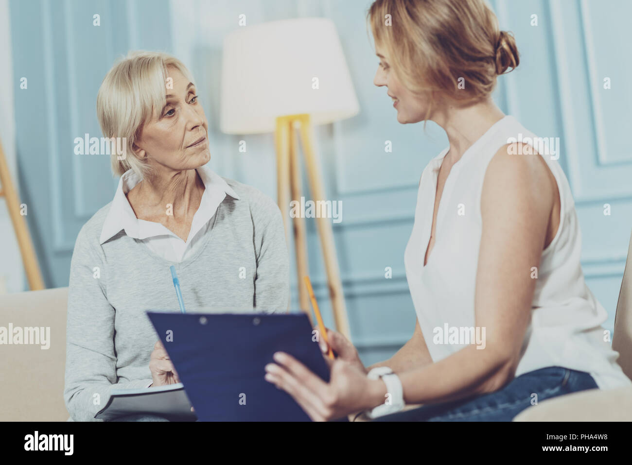 Bella donne seria a discutere di finanza Foto Stock