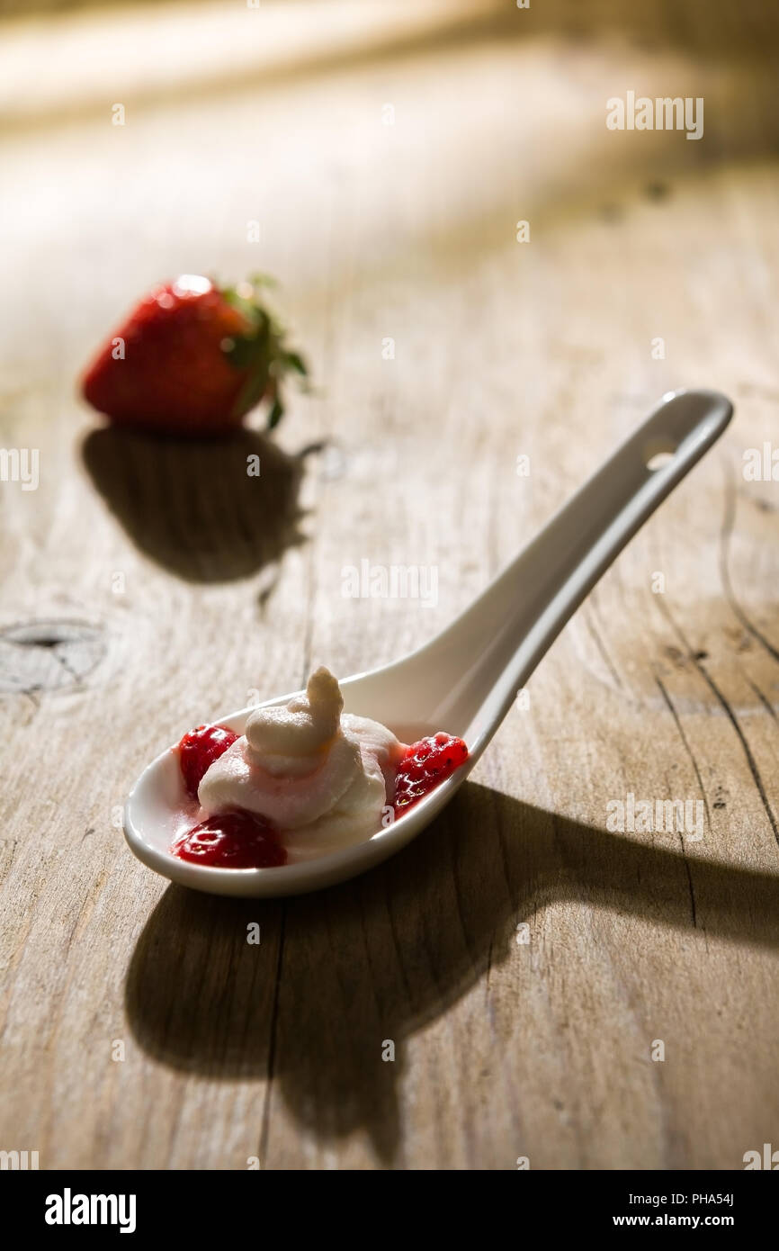 Crema di mascarpone e fragole in controluce Foto Stock