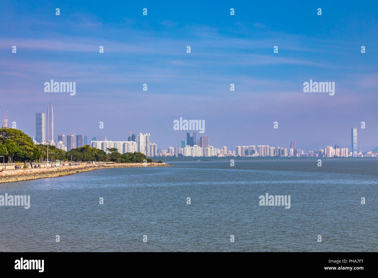 Skyline della città di Shenzhen dalla Baia di Shenzhen park, la prima Zona Economica Speciale della Cina, con grattacieli e cloudscape in una giornata di sole, Guangd Foto Stock