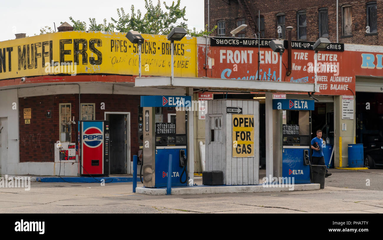 Una proprietà privata Delta gas station e riparazione di automobili business in Newark, New Jersey sabato, agosto 25, 2018. (© Richard B. Levine) Foto Stock