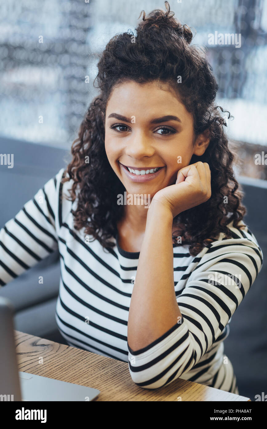 Merry freelancer femmina getting project Foto Stock