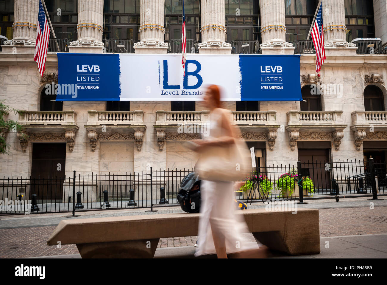 Il New York Stock Exchange di Lower Manhattan a New York Martedì, Agosto 28, 2018 è decorata con un banner per il livello Brands Inc. che figurano lo scorso anno sul NYSE American Exchange. Presidente emerito Kathy Ireland ha suonato la campana di apertura. (Â© Richard B. Levine) Foto Stock