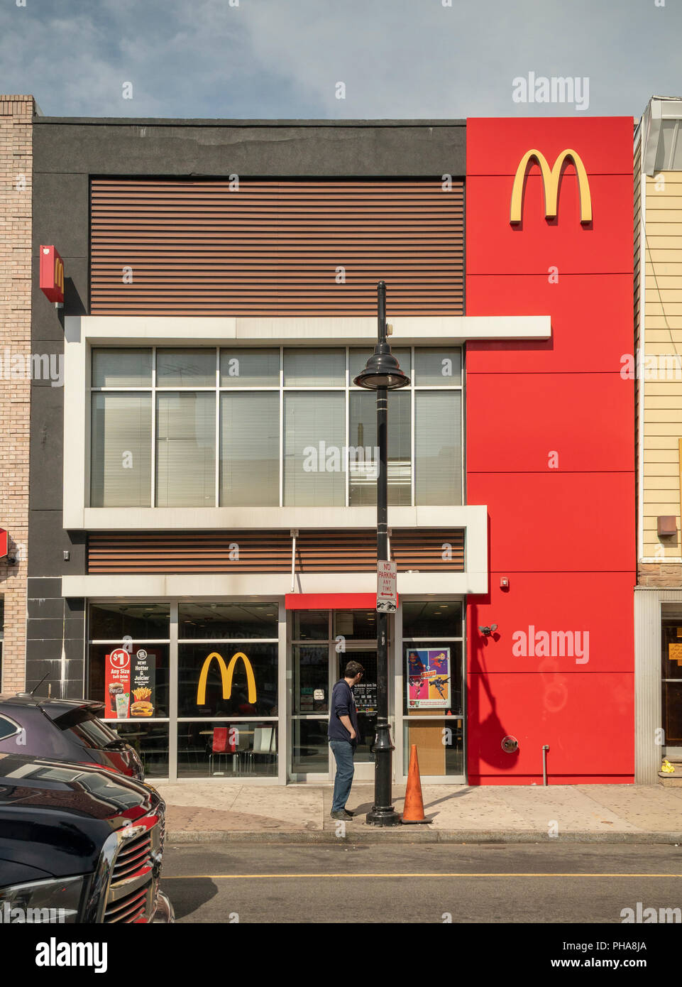 Un apparentemente fuori luogo McDonald's ristorante nel quartiere Ironbound a Newark, NJ Sabato, Agosto 25, 2018. Il quartiere è un enclave Portoghese e una grande attrazione turistica per la città. (© Richard B. Levine) Foto Stock