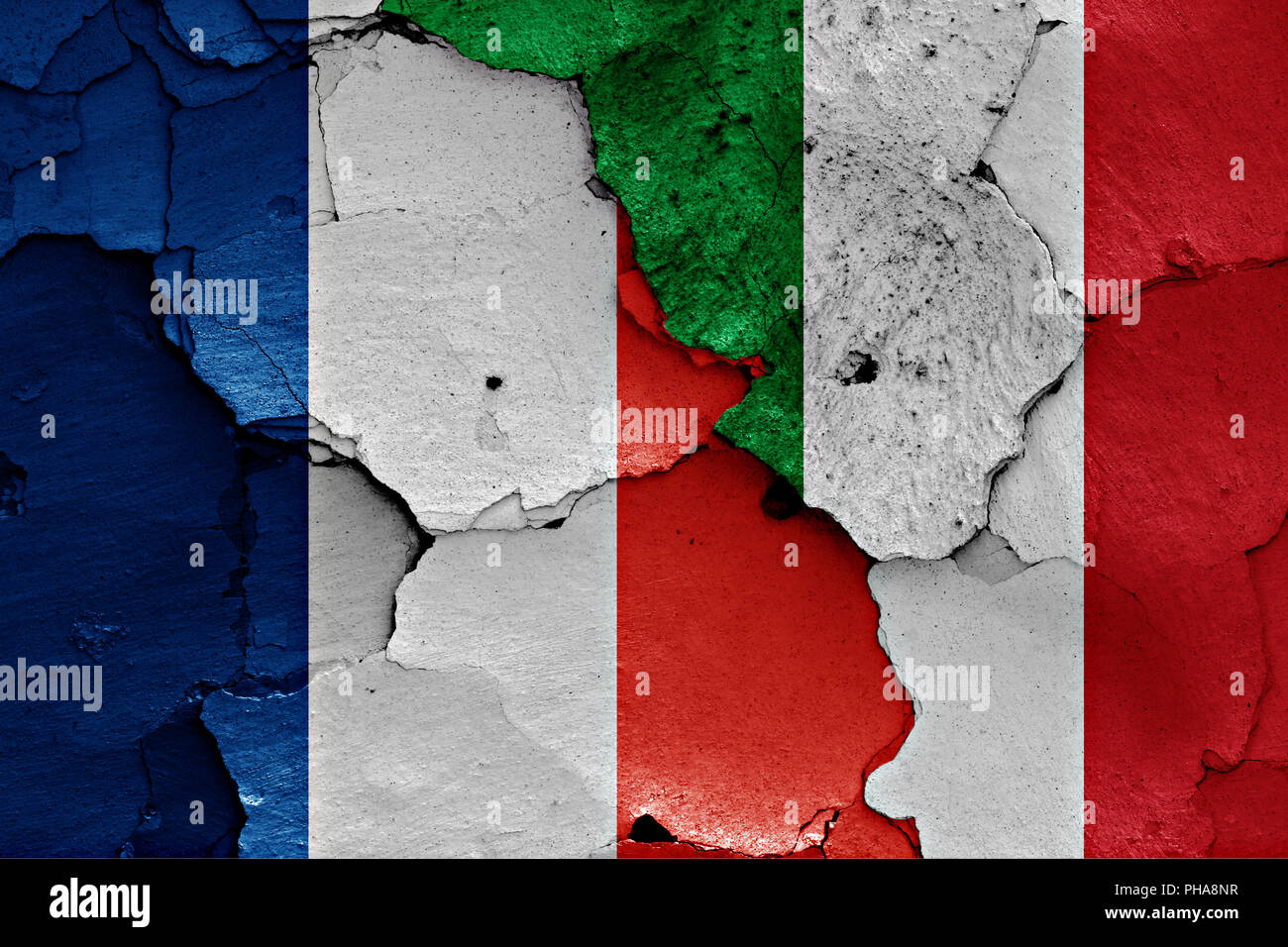 Bandiere di Francia e Italia dipinte su pareti incrinate Foto Stock