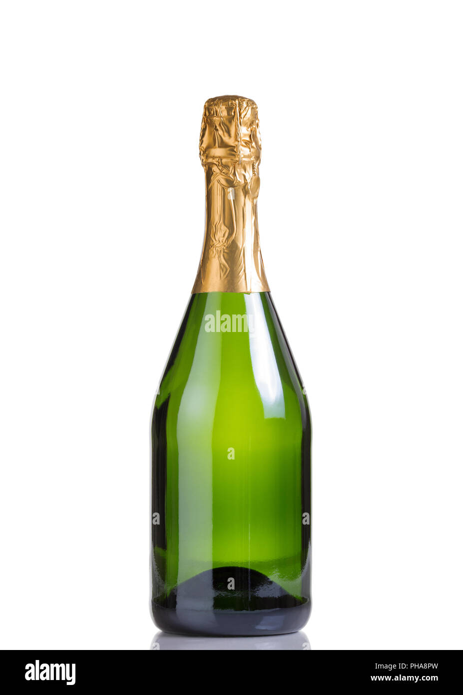 Bottiglia di champagne non aperta isolata su sfondo bianco Foto Stock