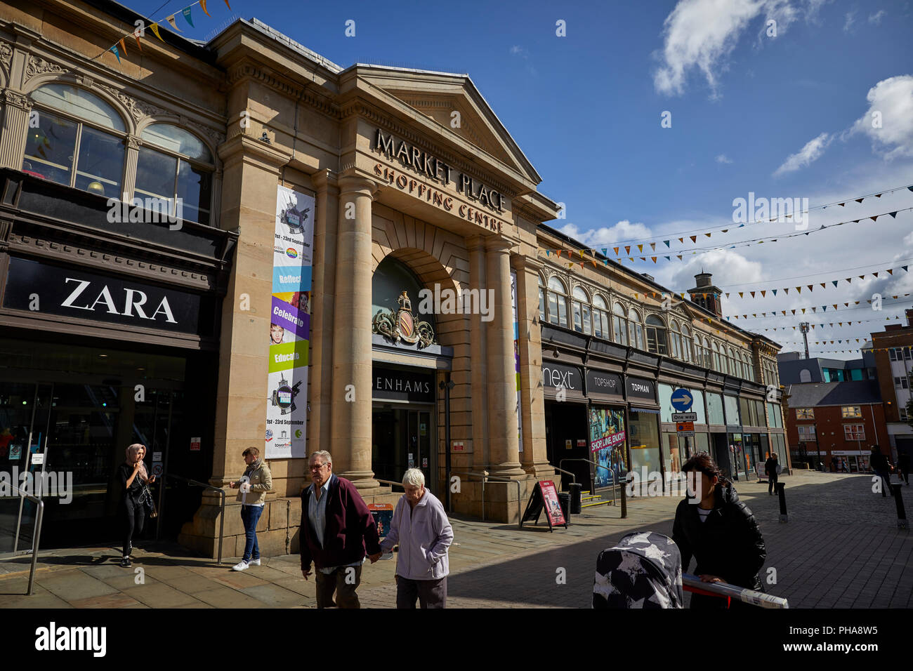 Centro di Bolton, Lancashire landmark Market Place Shopping Center entrata di pietra arenaria Foto Stock