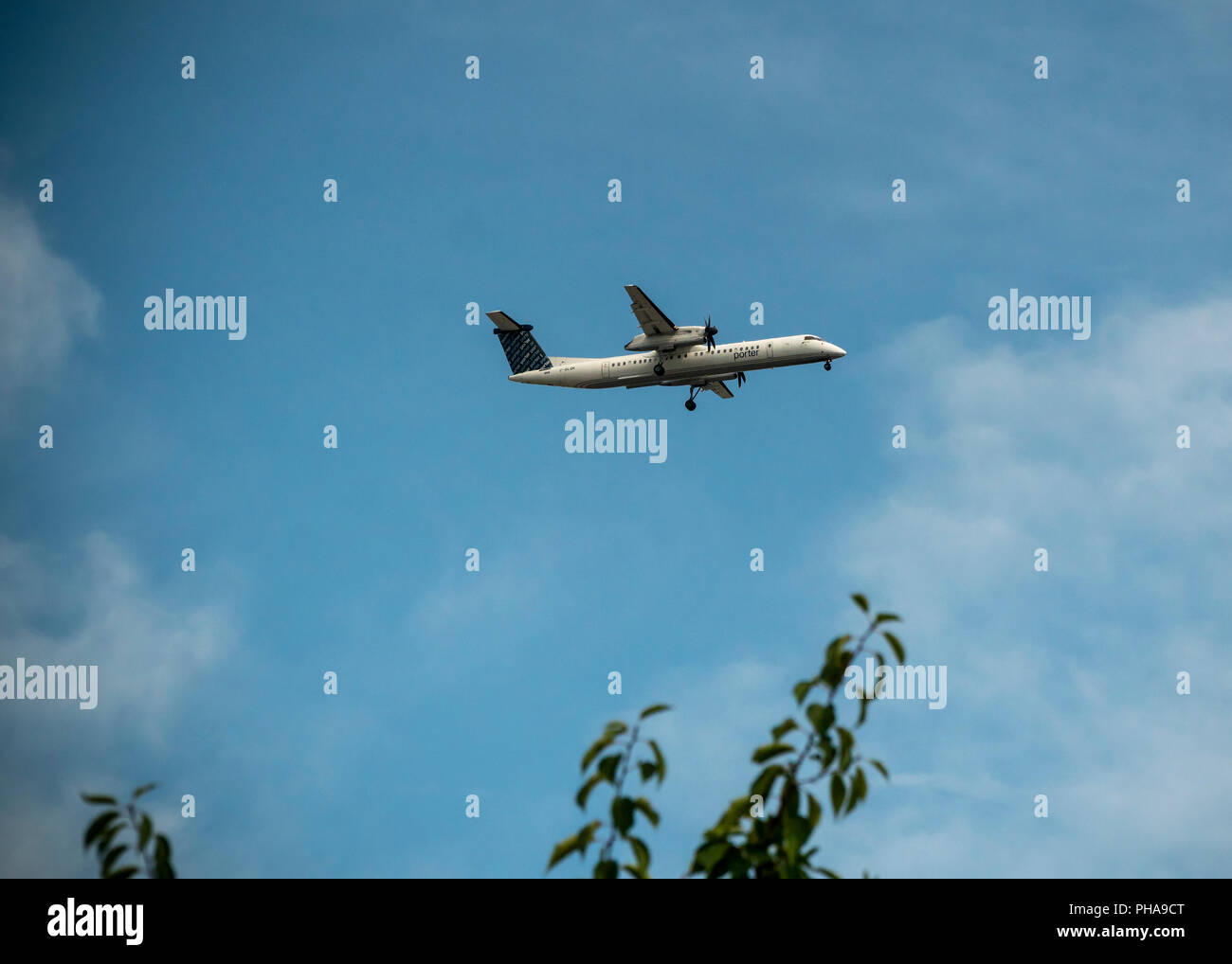 A Porter Airlines Bombardier Dash-8 Q 400 approcci a turboelica Newark International Airport in Newark, New Jersey sabato, agosto 25, 2018. (Â© Richard B. Levine) Foto Stock