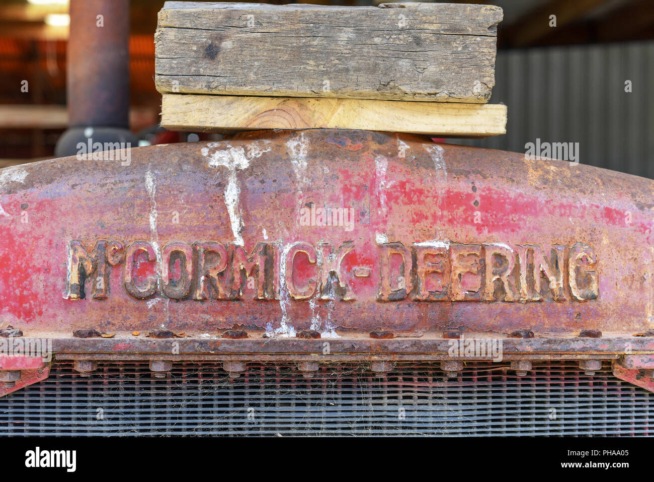 Vecchio rosso McCormick-Deering trattore di Geraldine Trasporti e Museo di macchinari, Canterbury, Nuova Zelanda Foto Stock