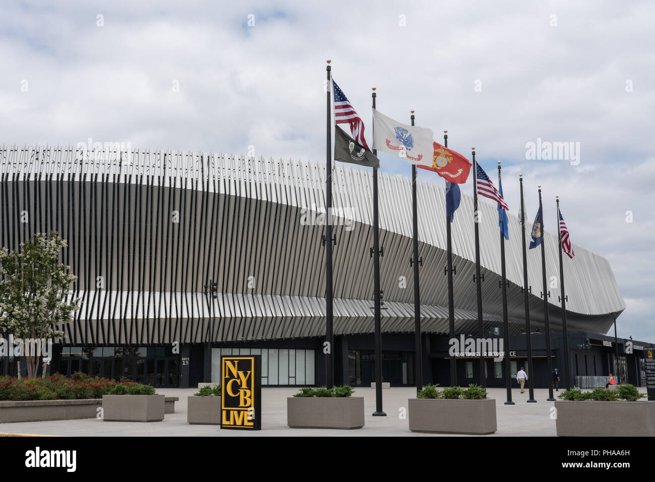 Uniondale, NY - Agosto 22, 2018 La contea di Nassau Veterans Memorial Coliseum Ha Noi e bandiere militari battenti nella parte anteriore Foto Stock