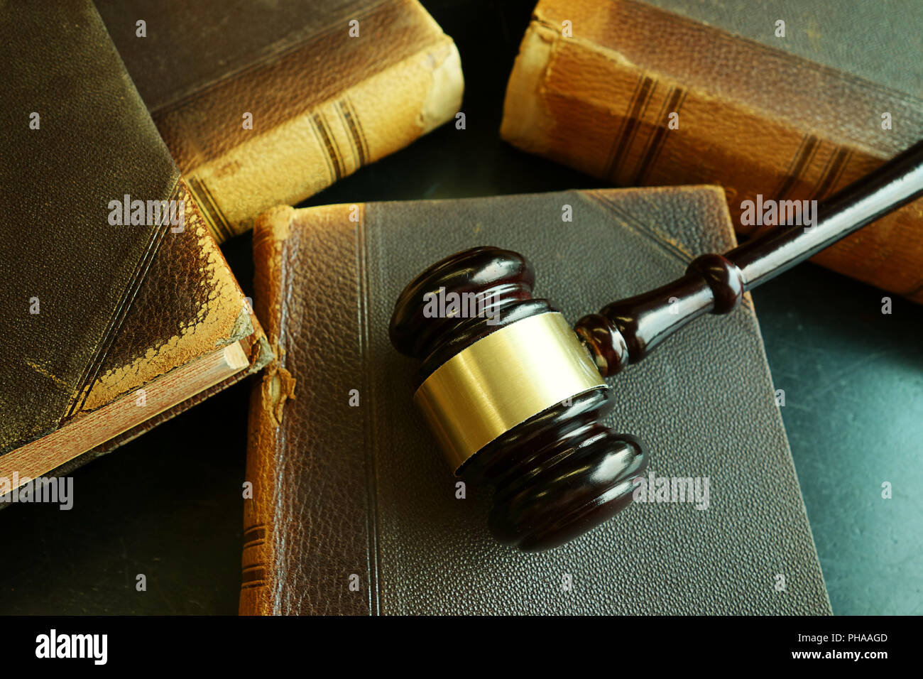 Vecchia legge libri e martello Foto Stock Vecchia legge libri e martello Foto Stock