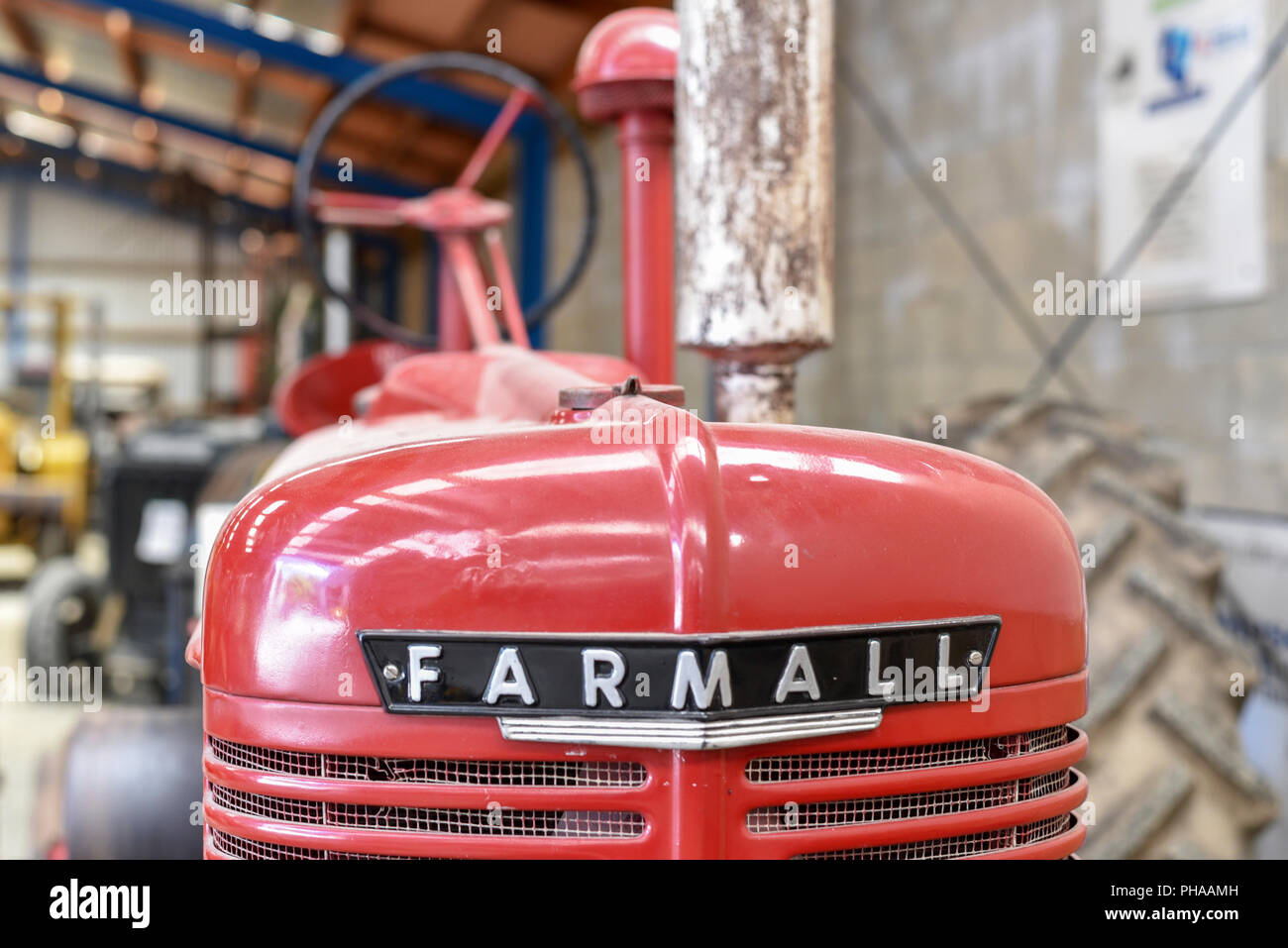 In rosso di un trattore Serie Farmall a Geraldine Trasporti e Museo di macchinari, Canterbury, Nuova Zelanda Foto Stock