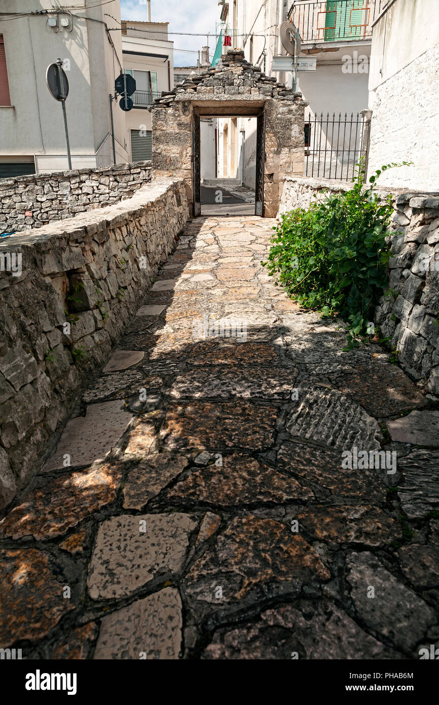 Strada di Alberobello in Puglia, Italia Foto Stock