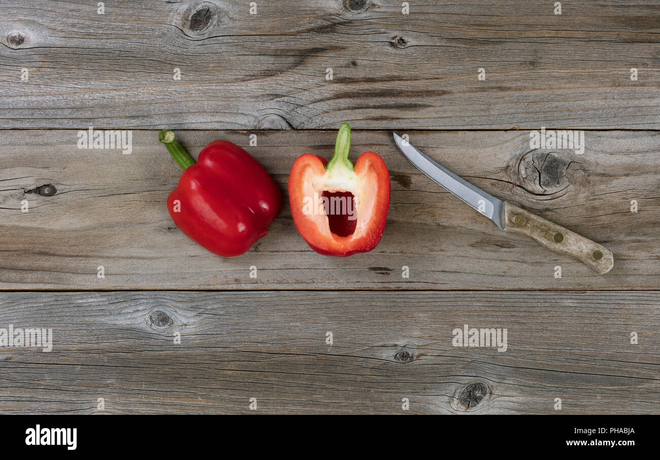 Mature a fette peperone e coltello seghettato Foto Stock