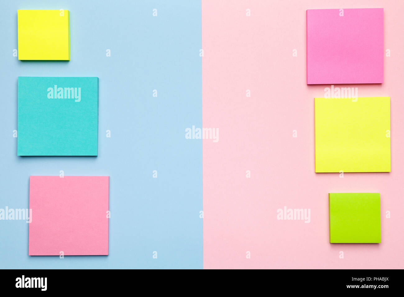Colorato Sticky Notes su sfondo pastello Foto Stock