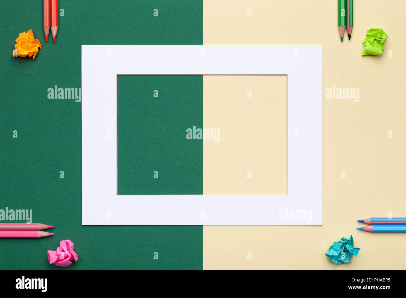 Matite di colore con il telaio sul verde e Sfondo giallo Foto Stock