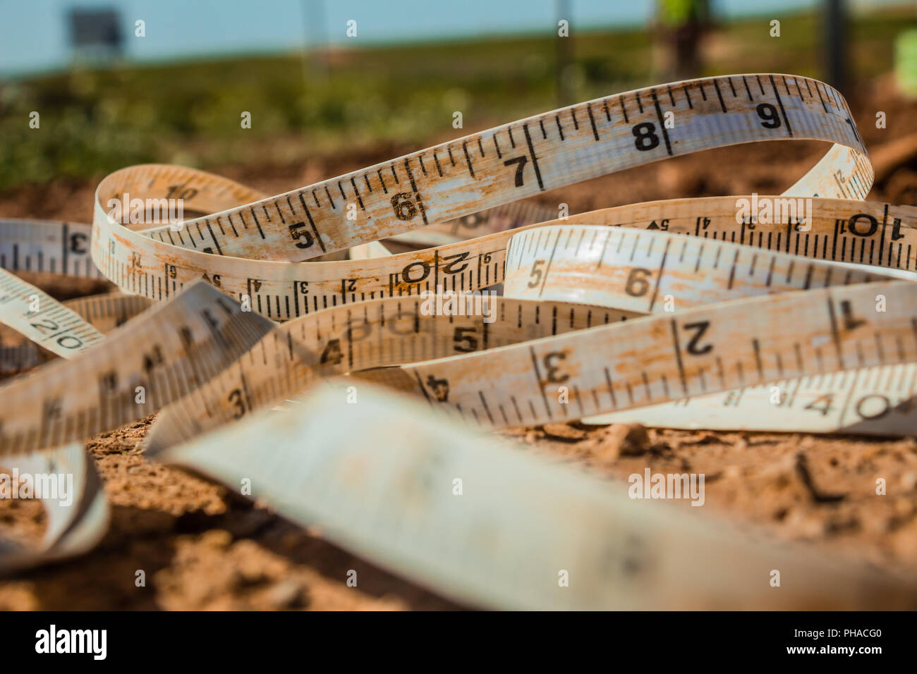 Nastro di misurazione posto a terra in corrispondenza di un sito in costruzione Foto Stock