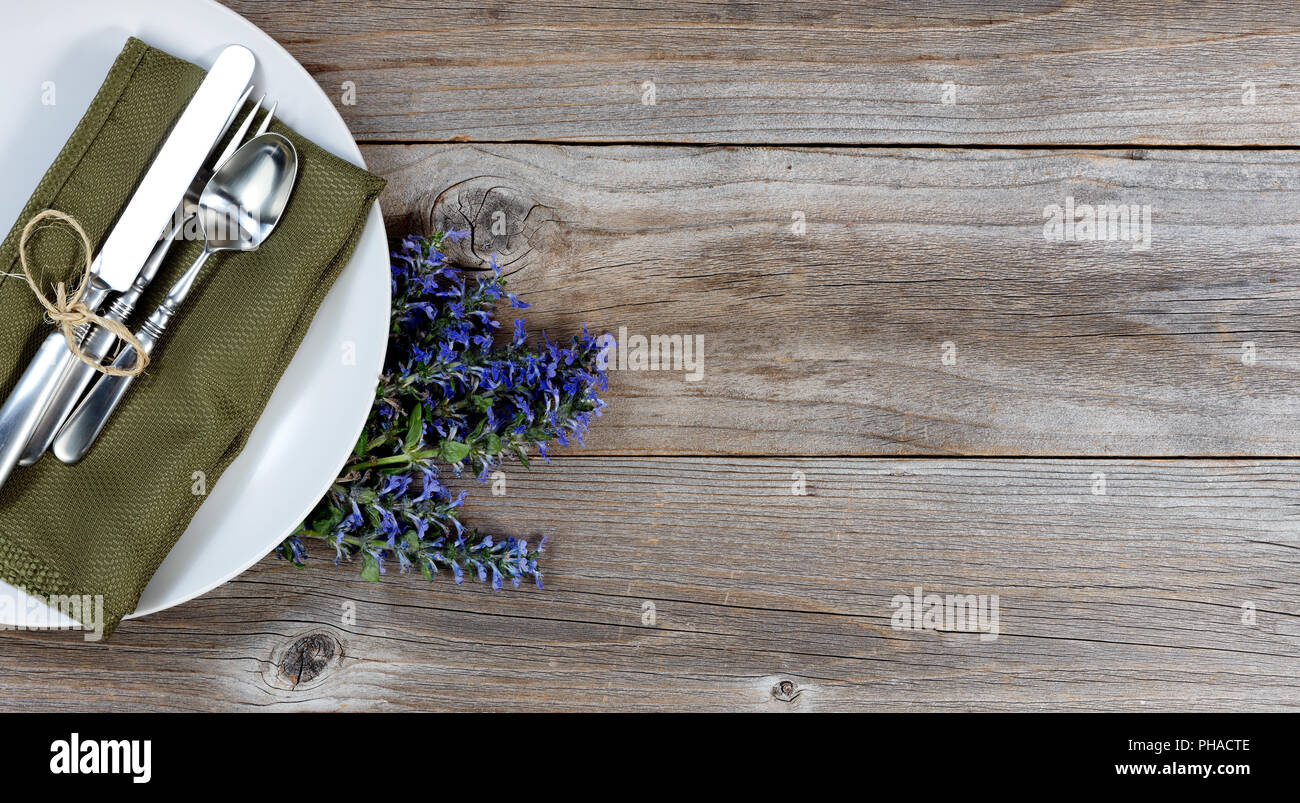 Vintage posateria su tavola in legno rustico con fiori Foto Stock