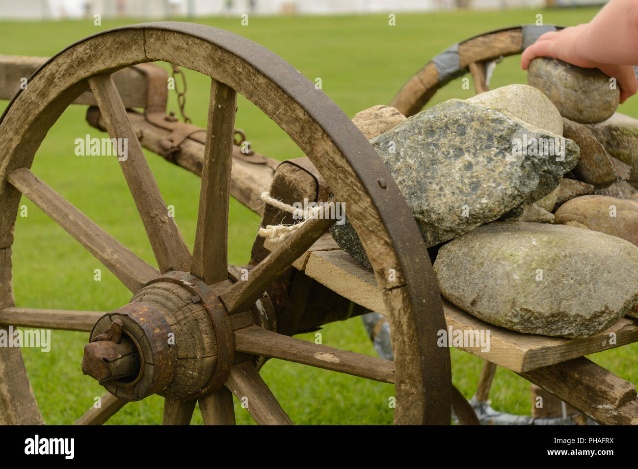 Le pietre sono caricati su un vecchio carrello di legno - close-up Foto Stock