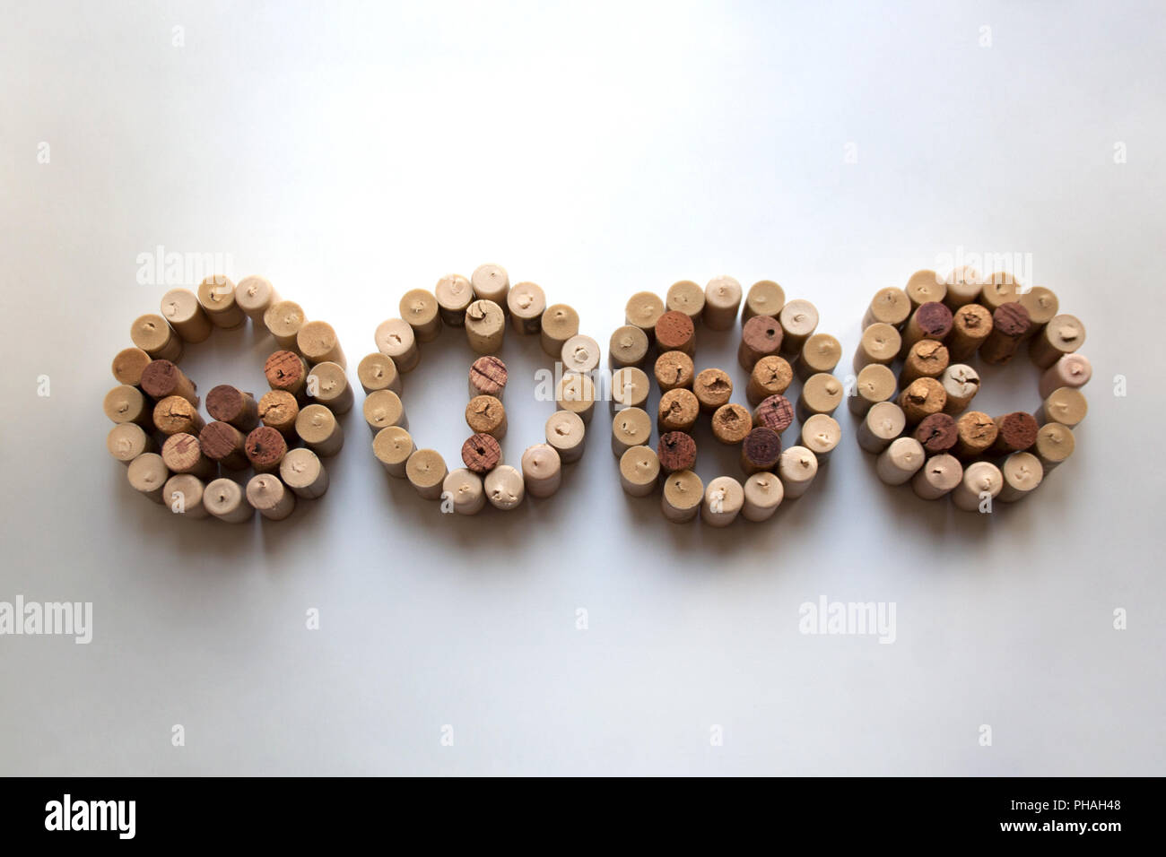 La parola " vino " con cerchiato lettere fatte di tappi vino disposizione su sfondo bianco Foto Stock