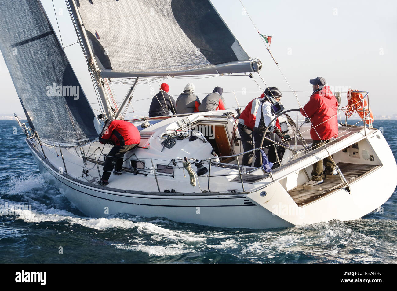 Barche a vela e dell'equipaggio durante una regata meravigliosa sul mare Mediterrenian con il vento che soffia a piena velocità Foto Stock