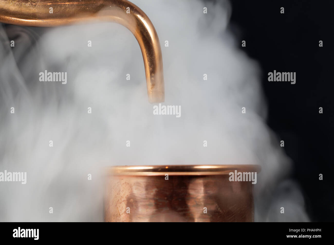 Un tubo di rame di una distilleria di vapore. Foto Stock