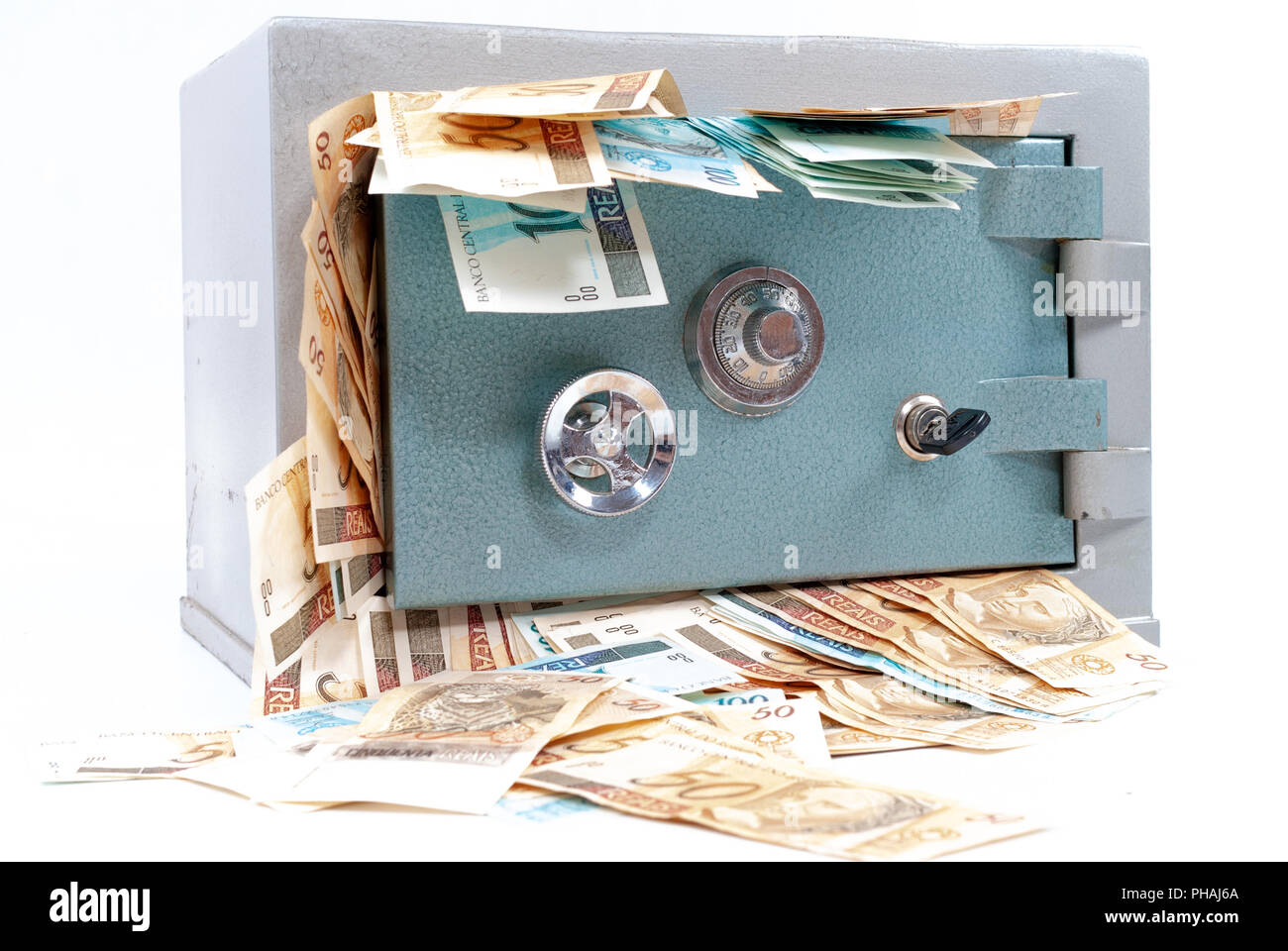 Cassaforte piena di soldi in uscita Foto Stock
