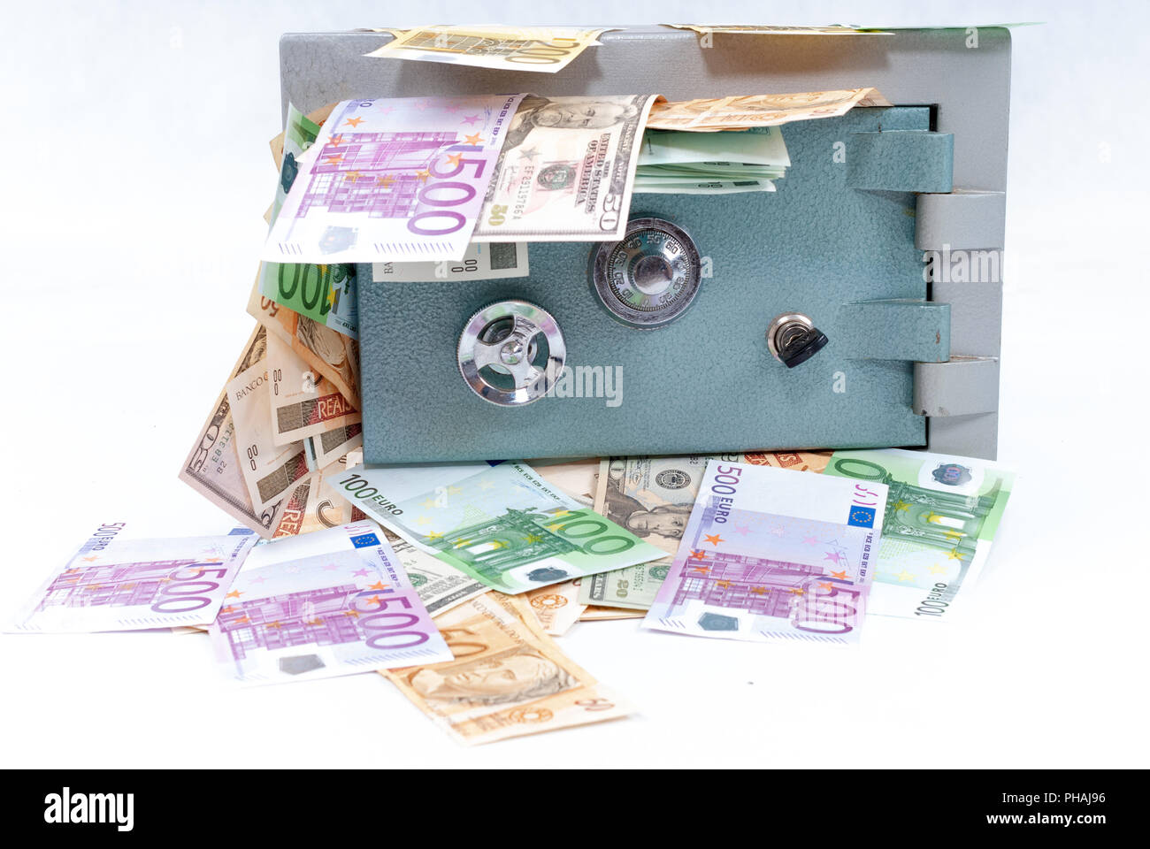 Cassaforte piena di soldi in uscita Foto Stock