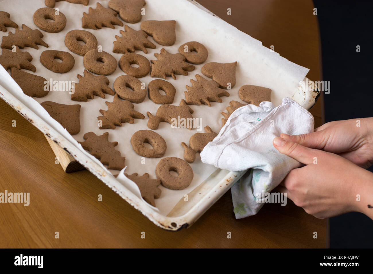 Biscotti di Natale di pasta sulla teglia Foto Stock