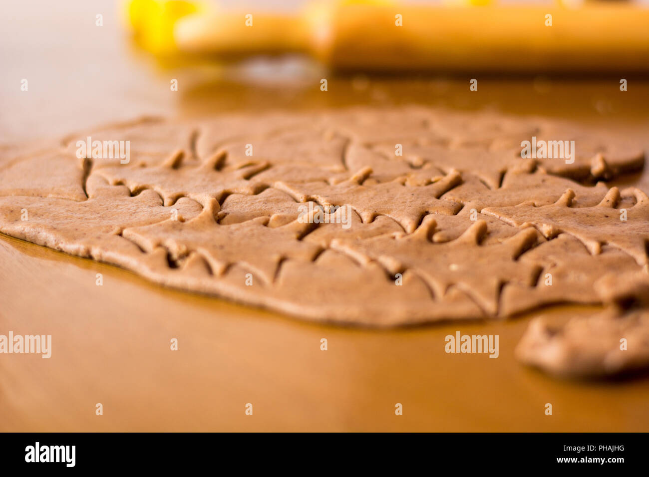 La preparazione di pasqua gingerbread cookie. Foto Stock