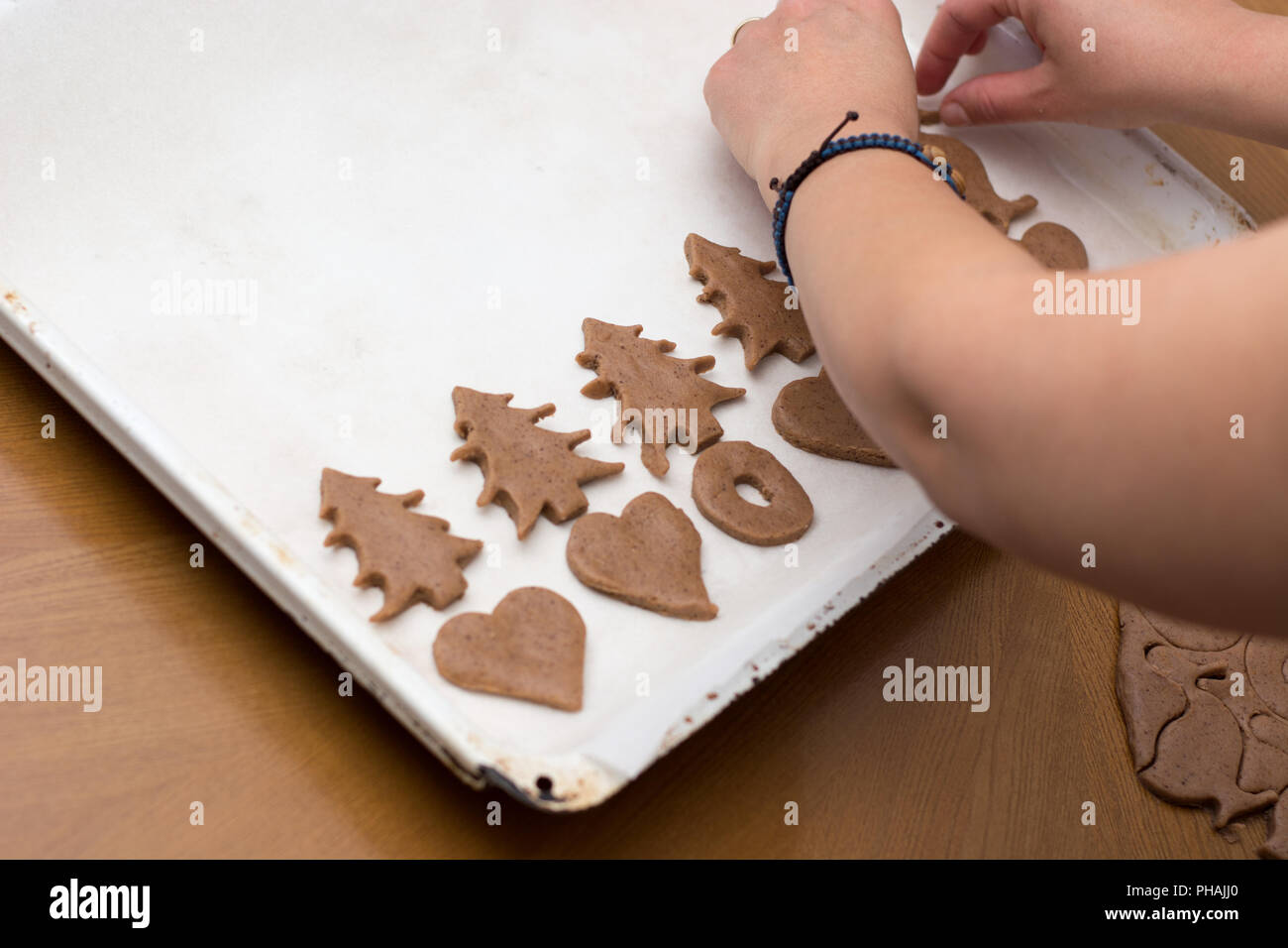 Biscotti di Natale di pasta sulla teglia Foto Stock