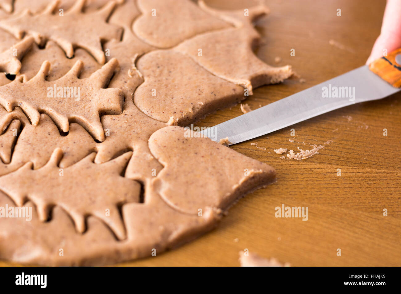 La preparazione di pasqua gingerbread cookie. Foto Stock