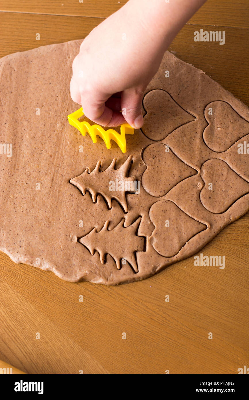 La preparazione di pasqua gingerbread cookie. Foto Stock