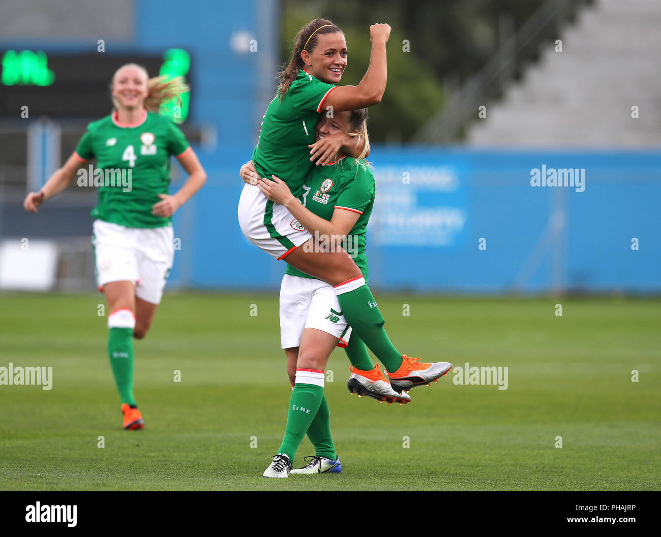 Repubblica di Irlanda il Katie McCabe (sinistra) festeggia con i compagni di squadra dopo aver segnato il suo lato del secondo obiettivo durante il FIFA Coppa del Mondo Donne qualifica, gruppo 3 corrisponde al Tallaght Stadium, Dublino. Foto Stock