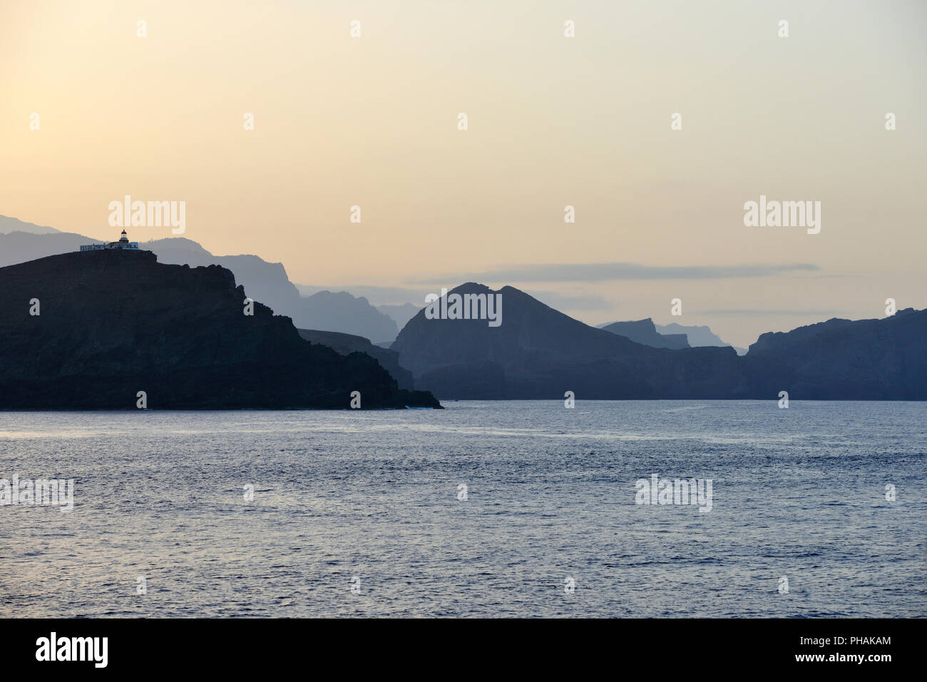 Ponta de Sao Lourenco faro al tramonto. L'isola di Madeira, Portogallo Foto Stock