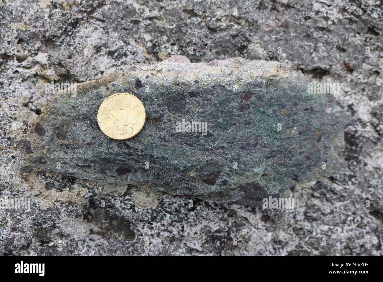 Flusso piroclastico materiale mostrante eutaxitic debole consistenza - Clogher Formazione di testa, la penisola di Dingle, Co. Kerry Foto Stock
