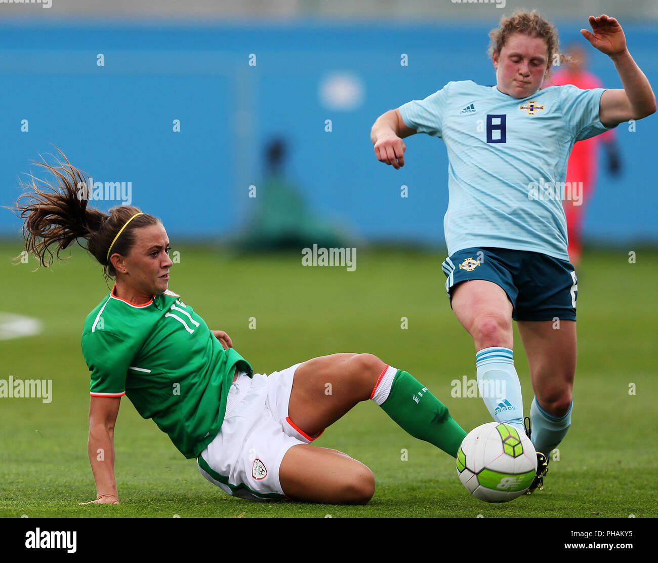 In Irlanda del Nord la Caragh Milligan e Repubblica di Irlanda il Katie McCabe durante il FIFA Coppa del Mondo Donne qualifica, gruppo 3 corrisponde al Tallaght Stadium, Dublino. Foto Stock