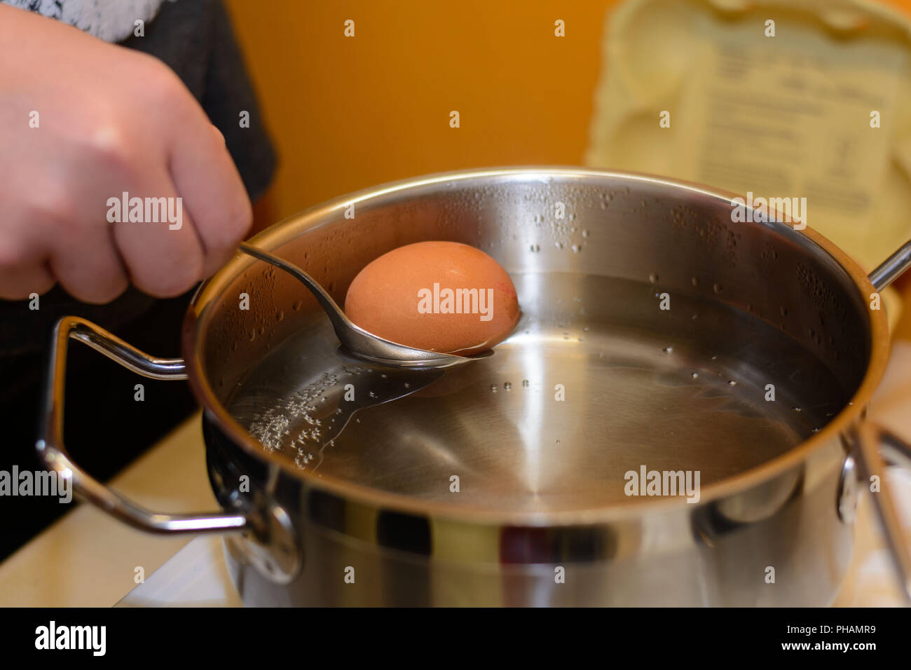 Cuocere uovo di pollo in una pentola di cottura per colazione uovo Foto Stock