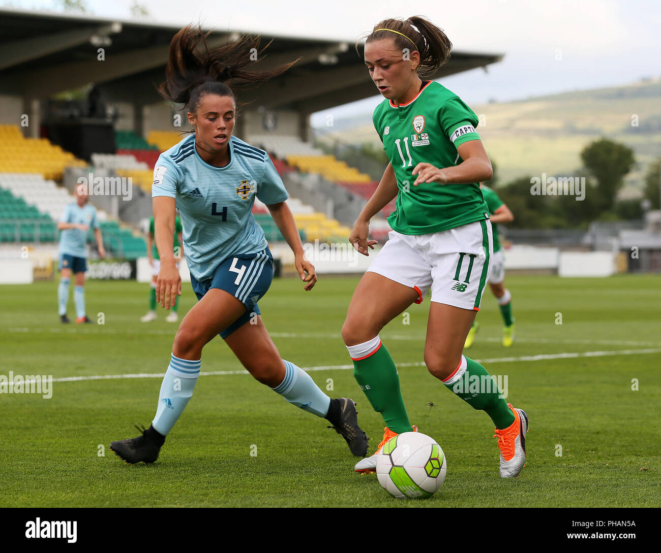 Repubblica di Irlanda il Katie McCabe e in Irlanda del Nord la Laura Rafferty durante il FIFA Coppa del Mondo Donne qualifica, gruppo 3 corrisponde al Tallaght Stadium, Dublino. Foto Stock