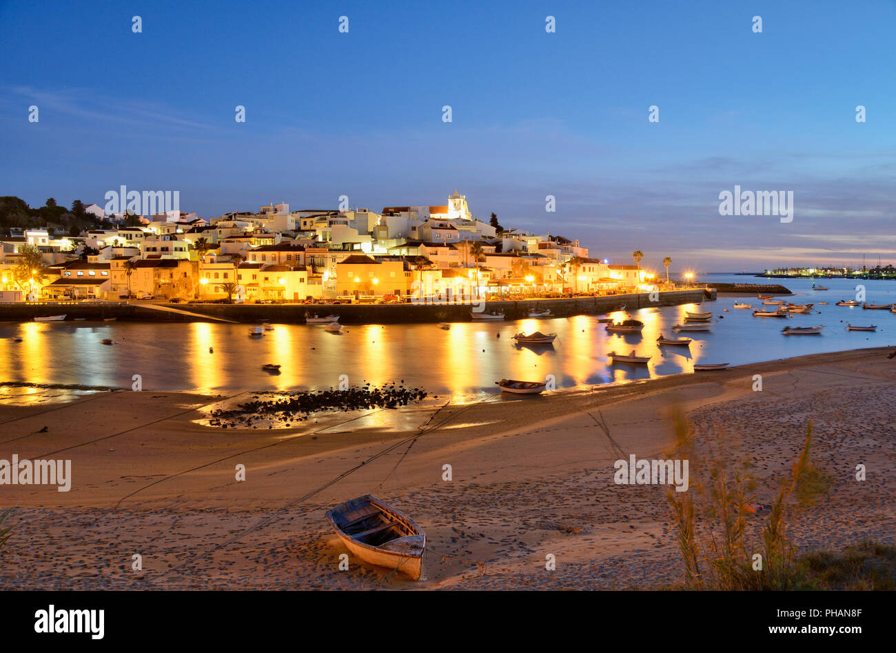 Il tradizionale villaggio di pescatori di Ferragudo al crepuscolo. Algarve Portogallo Foto Stock