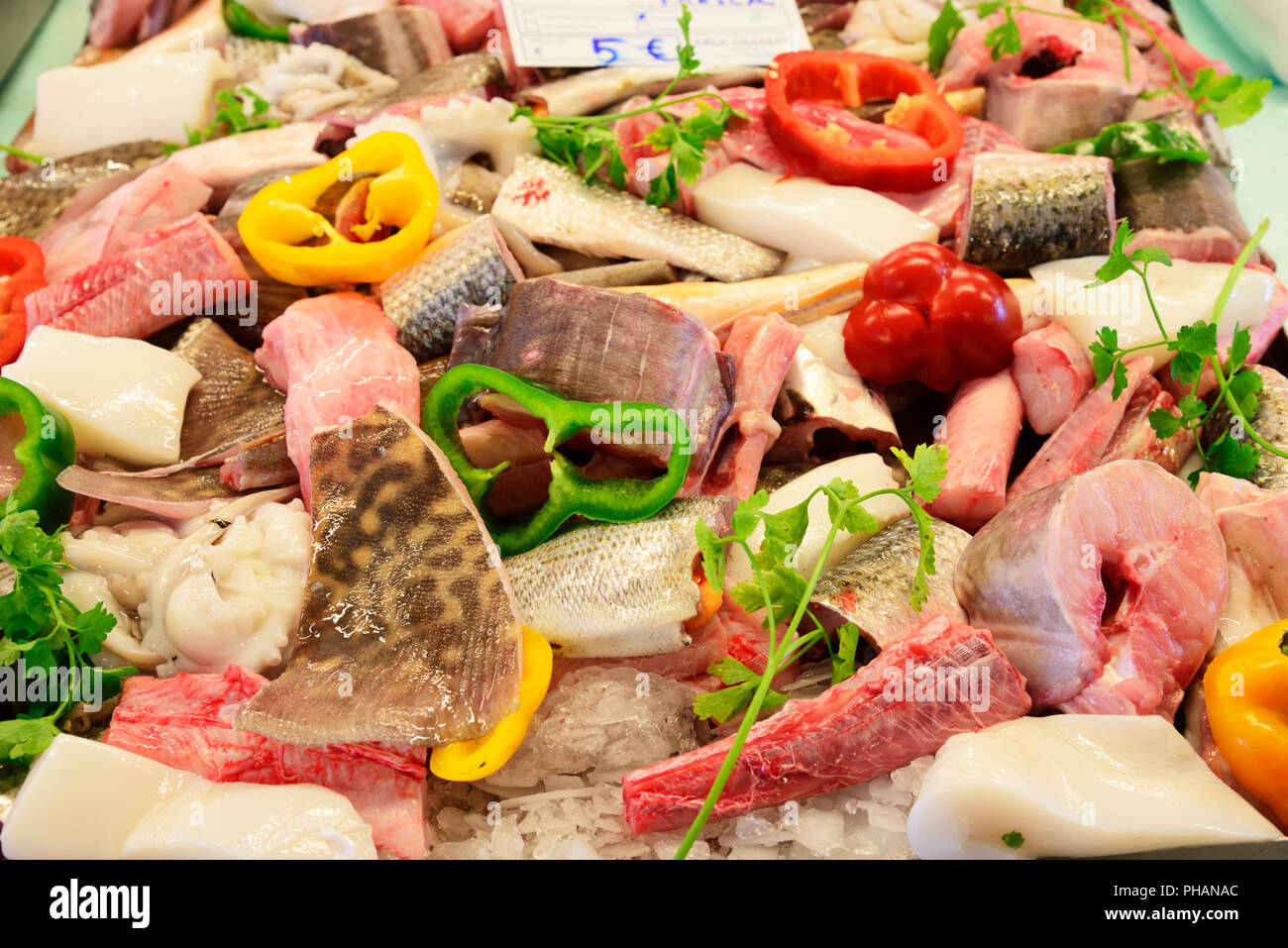 Pesce fresco per rendere caldeirada, un tradizionale stufato di pesce. Costa Nova, Aveiro. Portogallo Foto Stock